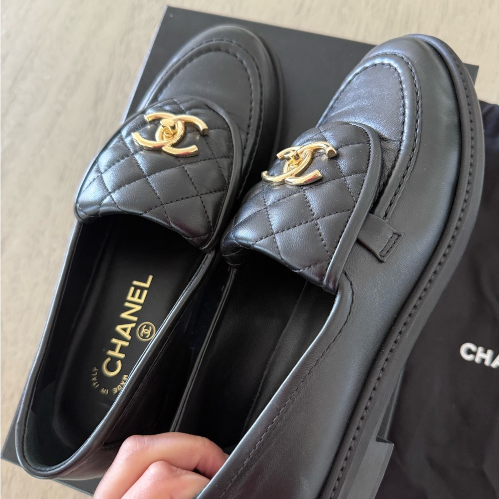 CHANEL Interlocking CC Logo Moccasins Loafers Black 38.5 Worn Once - Picture 2 of 16